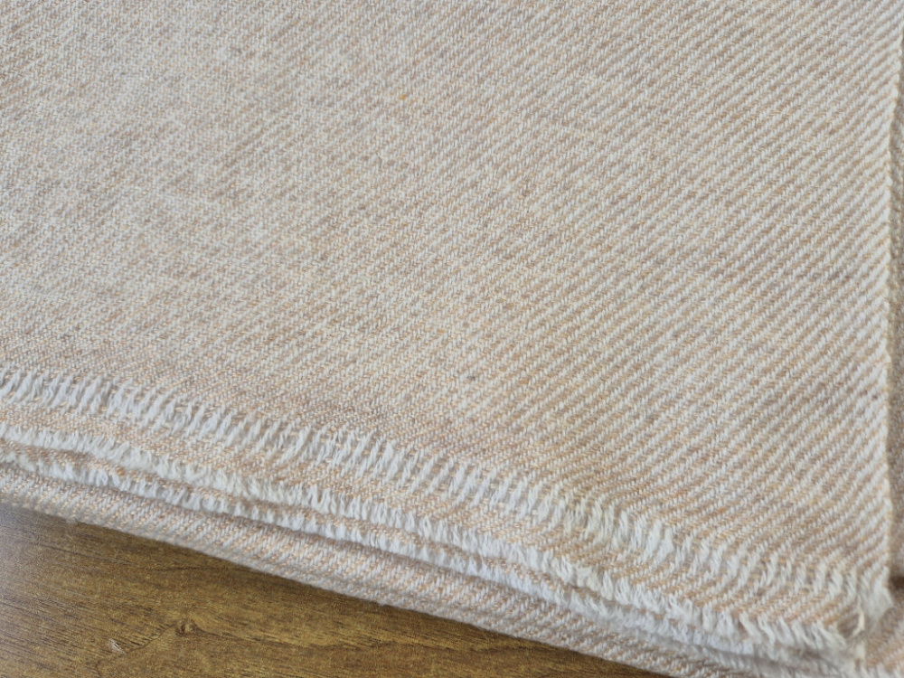 Zarter Kaschmir-Schal in Champagner-Rosé | feine Streifenstruktur | handgewebt von LWH | 69×198 cm